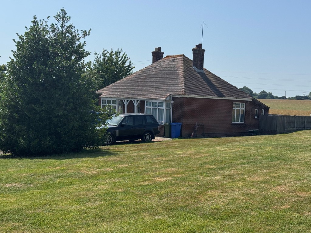 Lot: 100 - DETACHED THREE-BEDROOM BUNGALOW - RESIDENTIAL INVESTMENT - Side view of the bungalow